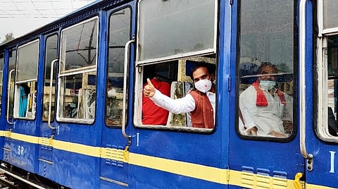 உதகையிலிருந்து மலை ரயிலில் பயணித்த நீலகிரி எம்.பி. ஆ.ராசா.