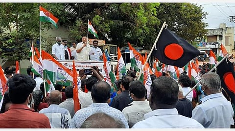 காரைக்குடி ஐந்து விளக்கு பகுதியில் தரமற்ற பாதாளச் சாக்கடை திட்டப் பணியைக் கண்டித்து காங்கிரஸ் சார்பில் ஆர்ப்பாட்டம் நடந்தது.