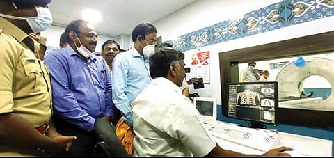 திருப்பத்தூர் அரசு மருத்துவமனையில் அதி நவீன திறன் கொண்ட சி.டி ஸ்கேன் இயந்திரத்தின் செயல்பாட்டை தொடங்கி வைத்து பார்வையிட்ட அமைச்சர் கே.சி.வீரமணி. அருகில், மாவட்ட ஆட்சியர் சிவன் அருள், எஸ்பி விஜயகுமார் உள்ளிட்டோர்.