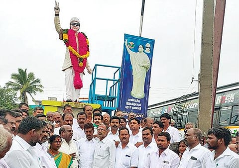 செங்கம் அடுத்த துக்காபேட்டையில் உள்ள எம்ஜிஆர் சிலைக்கு மாலை அணிவித்து மரியாதை செலுத்திய மேற்கு ஒன்றிய அதிமுக செயலாளர்  மகரிஷி மனோகரன்.