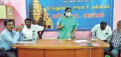 சேத்துப்பட்டில் நேற்று நடைபெற்ற ஒன்றியக்குழு கூட்டத்தில் பேசும் தலைவர் ராணி அர்ஜுனன். அருகில், துணை தலைவர் முருகையன் உள்ளிட்டோர்.