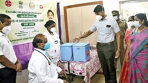 கரோனா தடுப்பூசி ஒத்திகை முகாம் வேலூர் சத்துவாச்சாரி பகுதியில் உள்ள நகர்புற ஆரம்ப சுகாதார நிலையத்தில் நேற்று நடைபெற்றது. இதனை, மாவட்ட ஆட்சியர் சண்முகசுந்தரம் பார்வையிட்டார். அருகில், சுகாதார நலப்பணிகள் துணை இயக்குநர் மணிவண்ணன், மாநகராட்சி ஆணையர் சங்கரன் உள்ளிட்டோர். அடுத்த படம்: திருப்பத்தூர் அரசு மருத்துவமனையில் தடுப்பூசி ஒத்திகையை பார்வையிட்ட அமைச்சர் கே.சி.வீரமணி. அருகில், மாவட்ட ஆட்சியர் சிவன் அருள், எஸ்பி விஜயகுமார் உள்ளிட்டோர். கடைசிப்படம்: ராணிப்பேட்டை மாவட்டம் வாலாஜா அரசு தலைமை மருத்துவமனையில் தடுப்பூசி ஒத்திகையை பார்வையிட்ட மாவட்ட ஆட்சியர் கிளாட்ஸ்டன் புஷ்பராஜ்.