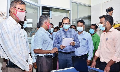 தென்காசியில் கரோனா தடுப்பூசி முகாம் ஒத்திகை நிகழ்ச்சியை ஆட்சியர் சமீரன் தொடங்கிவைத்தார்.