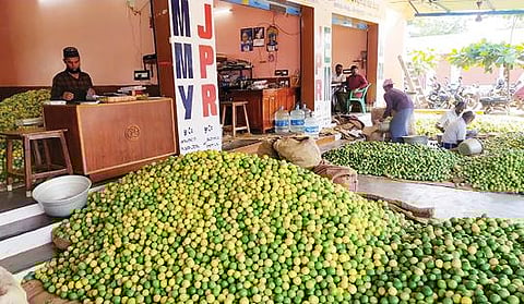 புளியங்குடியில் விற்பனைக்கு குவித்து வைக்கப்பட்டுள்ள எலுமிச்சை பழங்கள்.