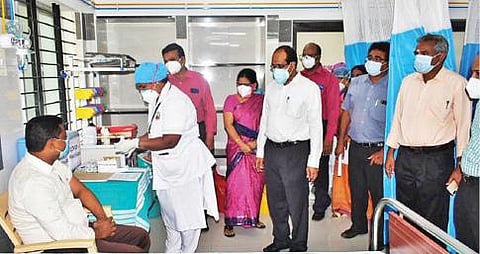 தருமபுரி அரசு மருத்துவக் கல்லூரி மருத்துவமனையில் நடந்த, கரோனா தடுப்பூசி ஒத்திகை சிறப்பு முகாமை தமிழக சுகாதாரத் துறை இணைச் செயலர் டாக்டர் நடராஜன் தொடங்கி வைத்து பார்வையிட்டார். அடுத்த படம்: ஈரோடு தனியார் மருத்துவமனையில் நடந்த கரோனா வைரஸ் தடுப்பூசி ஒத்திகையை ஆட்சியர் சி.கதிரவன் பார்வையிட்டு ஆய்வு செய்தார்.