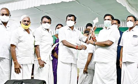 பெருந்துறையில் நடந்த தேர்தல் பிரச்சாரக் கூட்டத்தில் பங்கேற்ற முதல்வர் பழனிசாமிக்கு, பெருந்துறை எம்.எல்.ஏ. தோப்பு வெங்கடாசலம் வெள்ளிவேல் வழங்கினார்.