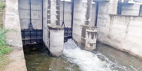 மானாமதுரை அருகே ஆதனூர் அணையில் இருந்து அனுமதியின்றி திறந்து விடப்பட்ட தண்ணீர்.