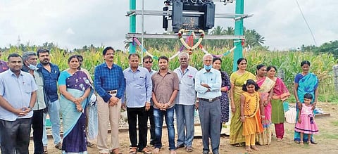 திண்டுக்கல் தாடிக்கொம்பு ரோடு ஷீரடி சாய் நகர் குடியிருப்பு பகுதியில் புதிய டிரான்ஸ்பார்மர் திறப்பு நிகழ்ச்சியில் பங்கேற்ற மின்வாரிய அதிகாரிகள் மற்றும் பொதுமக்கள்.