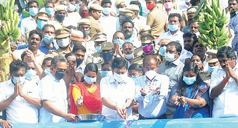 வீடூர் அணையில் விவசாய பாசனத்திற்கான நீரை அமைச்சர் சி.வி.சண்முகம் திறந்து வைத்து மலர் தூவினார். அருகில் விழுப்புரம் மாவட்ட ஆட்சியர் அண்ணாதுரை உள்ளிட்டோர்.