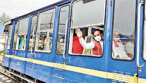 நீலகிரி மலை ரயிலில் பயணித்த நீலகிரி மக்களவைத் தொகுதி உறுப்பினர் ஆ.ராசா. படம்: ஆர்.டி.சிவசங்கர்