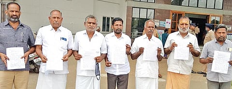 திருப்பூர் ஆட்சியர் அலுவலகத்துக்கு நேற்று மனு அளிக்க வந்த வாவிபாளையம் பகுதி பொதுமக்கள். படம்: ஆர்.கார்த்திகேயன்