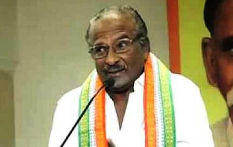 காங்கிரஸ் கட்சியின் அடையாளத்தை அழிக்க மத்திய திரைப்பட பிரிவு இடத்தை அம்பானிக்கு தாரை வார்ப்பதா?- குமரி அனந்தன் குற்றச்சாட்டு