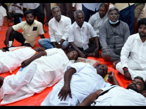 இரவு  நேரத்தில் முதல்வர் நாராயணசாமி, அமைச்சர் கந்தசாமி, காங்கிரஸ் கட்சித் தலைவர் ஏ.வி.சுப்பிரமணியன் ஆகியோர் படுத்து தொடர் போராட்டத்தில் ஈடுபட்டனர். | படம்: எம்.சாம்ராஜ்