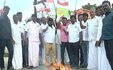 உதயநிதி உருவ பொம்மை எரிப்பு.