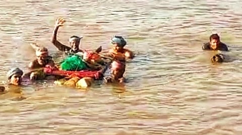 விருத்தாச்சலத்தை அடுத்த சொட்டவனத்தில் உயிரிழந்த ரத்தினம் என்பவரது உடலைக் கட்டையில் கட்டி ஆற்றில் மிதக்கவிட்டுத் தூக்கிச் சென்ற உறவினர்கள்.