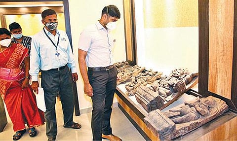 திருவண்ணாமலை அடுத்த வேங்கிக்காலில் உள்ள அருங்காட்சியகத்தில் காட்சிக்கு வைக்கப்படவுள்ள சிற்பங்களை பார்வையிட்ட மாவட்ட ஆட்சியர் சந்தீப் நந்தூரி.