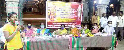 திருநெல்வேலி  நெல்லையப்பர் காந்திமதியம்மன் கோயிலில் பள்ளி மாணவ, மாணவிகளுக்கு திருப்பாவை, திருவெம்பாவை பாசுரங்களை பண்ணோடு பாடும் போட்டி  நடைபெற்றது.﻿﻿ படம்: மு.லெட்சுமிஅருண்