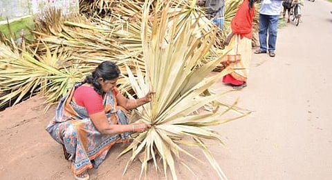 திருநெல்வேலி டவுன் சாலியர் தெருவில் பனை ஓலை விற்பனை விறுவிறுப்பாக நடைபெறுகிறது.படம்: மு.லெட்சுமிஅருண்