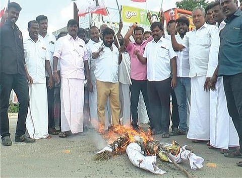 விழுப்புரம் அருகே பெரிய செவலையில் அமமுகவினர் உதயநிதியின் உருவ பொம்மையை எரித்து போராட்டம் நடத்தினர்.