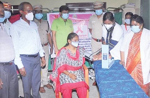 பெண் காவலர்களுக்கான இலவச புற்றுநோய் பரிசோதனை சிறப்பு விழிப்புணர்வு முகாமில் பெண் காவலர் ஒருவருக்கு பரிசோதனை மேற்கொள்ளப்படுகிறது.