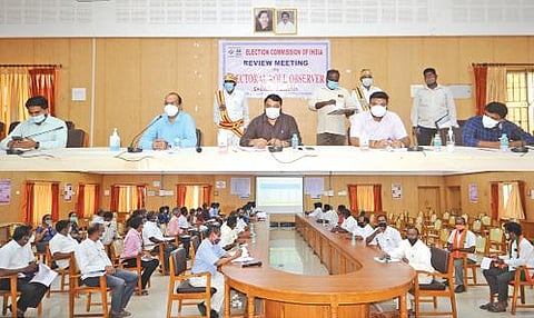 கடலூரில் வாக்காளர் பட்டியல் சுருக்க, திருத்த பணிகள் குறித்த ஆய்வு கூட்டம் வாக்காளர் பட்டியல் பார்வையாளர் சஜ்ஜன்சிங் சு.சவான் தலைமையில் நடைபெற்றது. மாவட்ட தேர்தல் அலுவலர் சந்திரசேகர் சாகமூரி உள்ளிட்ட அதிகாரிகள் பங்கேற்றனர்.