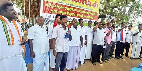 மத்திய  அரசின் வேளாண் சட்டங்களைத்  திரும்பப் பெறக் கோரி   வாலாஜாபாத் அருகே தென்னேரியில் ஆர்ப்பாட்டம் நடைபெற்றது.