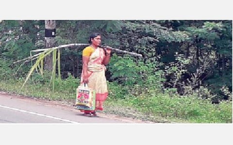 விருத்தாசலத்தை அடுத்த சாத்தமங்கலம் நியாய விலைக் கடையில் அரசின் பொங்கல் பரிசு தொகுப்பு மற்றும் ரூ.2,500 பெற்றுக் கொண்டு கம்பீர நடைபோடும் இல்லத்தரசி.