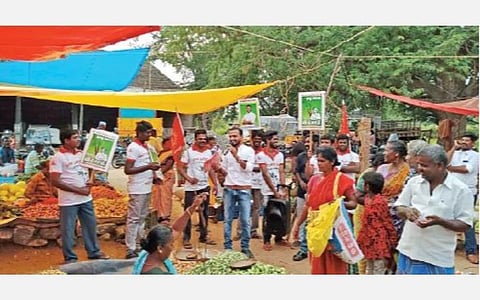 நத்தம் அருகே செந்துறை வாரச்சந்தையில் துண்டுப் பிரசுரங்கள் வழங்கி தேர்தல் பிரச்சாரத்தில் ஈடுபட்ட வேட்பாளர் சிவசங்கரன் உள்ளிட்ட நாம் தமிழர் கட்சியினர்.