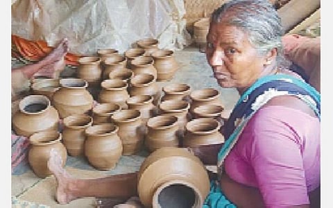 மானாமதுரையில் பொங்கல் பண்டிகையையொட்டி மண் பானை தயாரிப்பில் ஈடுபட்டுள்ள பெண் தொழிலாளர்கள்.