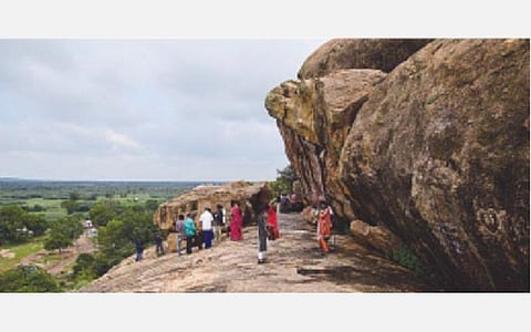 சிவகங்கை அருகே திருமலை குன்றை பார்வையிடும் மக்கள்.