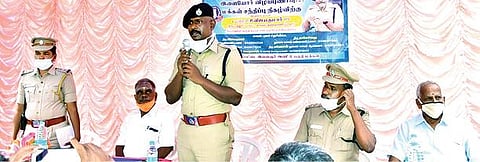 திருப்பத்தூரில் நடந்த மக்களை தேடி காவல் துறை விழிப்புணர்வு கூட்டத்தில் பேசும் எஸ்பி டாக்டர் விஜயகுமார். அருகில், டிஎஸ்பி தங்கவேலு உள்ளிட்டோர்.