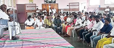 திருவண்ணாமலையில் நடைபெற்ற இந்து முன்னணி பொதுக்குழுக் கூட்டத்தில் பேசும் மாநில பொது செயலாளர் முருகானந்தம்.