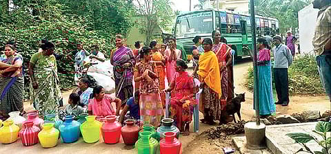 திருப்பத்தூர் அருகே கோவிலூர்  கிராமத்தில் நேற்று சீரான குடிநீர் வழங்க வலியுறுத்தி காலி குடங்களுடன் சாலை மறியலில் ஈடுபட்ட பொது மக்கள்.