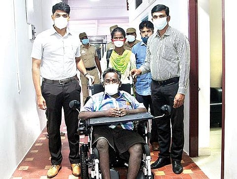 சேத்துப்பட்டு அடுத்த ஆவியந்தாங்கல் கிராமத்தைச் சேர்ந்த ஜெகநாதனுக்கு சக்கர நாற்காலி வழங்கிய தி.மலை மாவட்ட ஆட்சியர் சந்தீப் நந்தூரி.