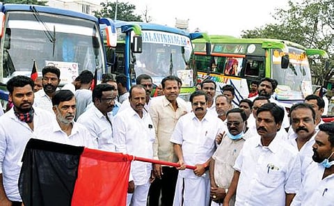 அதிமுக, பாஜக, தேமுதிக உள்ளிட்ட பல்வேறு கட்சிகளைச் சேர்ந்த முக்கிய நிர்வாகிகள் அக்கட்சியில் இருந்து விலகி திமுகவில் இணைய வேலூர் மாநகராட்சி பகுதியில் இருந்து வேன்களில் சென்னைக்கு புறப்பட்டனர். வாகனங்களை முன்னாள் அமைச்சர் வி.எஸ்.விஜய் கொடியசைத்து தொடங்கி வைத்தார்.