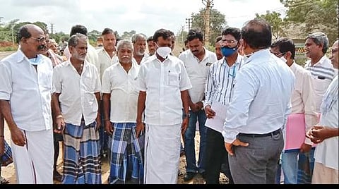 நெய்வேலி வடக்குத்து பகுதியில் விக்கிரவாண்டி - கும்பகோணம் தேசிய நெடுஞ்சாலையில் திட்ட இயக்குநர் உதயசங்கர் பார்வையிட்டு ஆய்வு செய்தார். அருகில் எம்எல்ஏ சபா ராஜேந்திரன்.