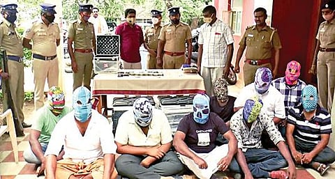 சென்னை தொழிலதிபரை கடத்தியது தொடர்பாக சத்தியமங்கலம் போலீஸாரால் கைது செய்யப்பட்ட  கோவை இந்து மகா சபை பிரமுகர் உள்ளிட்ட 9 பேர். (உள்படம்) பறிமுதல் செய்யப்பட்ட பணம், பொருட்கள்.