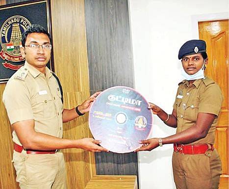 கும்மிடிப்பூண்டி பெண் காவலர் சசிகலா எழுதி, பாடிய விழிப்புணர்வு பாடல் குறுந்தகடை திருவள்ளூர் எஸ்பி அரவிந்தன் வெளியிட்டார்.