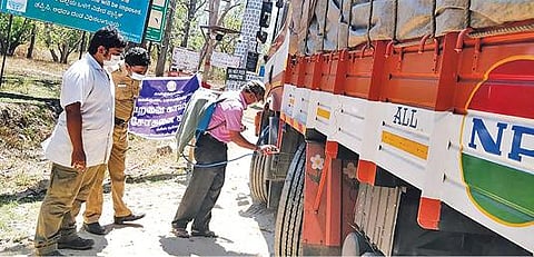 கேரளா, கர்நாடகா மாநிலங்களில் இருந்து நீலகிரிக்குள் கோழிகள், தீவனம் கொண்டுவரத் தடை