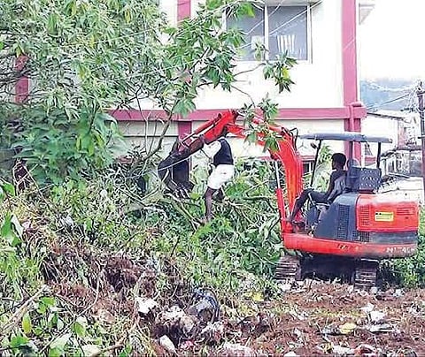 வணிக வளாகத்தில் சிறுத்தை நடமாட்டம்? உதகை அக்ரஹாரத்தில் முட்புதர்கள் அகற்றம்