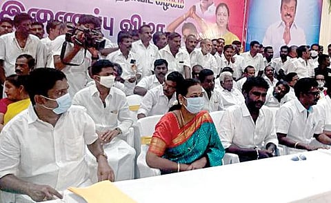 திருப்பூரில் நேற்று மாற்றுக் கட்சிகளில் இருந்து விலகியவர்கள், தேமுதிகவில் இணையும் நிகழ்ச்சியில் பங்கேற்ற அக்கட்சியின் பொருளாளர் பிரேமலதா விஜயகாந்த் உள்ளிட்டோர்.