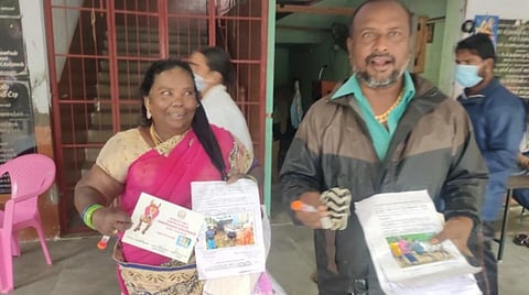 அவனியாபுரம் ஐல்லிக்கட்டுப் போட்டிக்கான டோக்கன் பெற ஆர்வம்: 10 பெண்கள் டோக்கன் பெற்றனர்