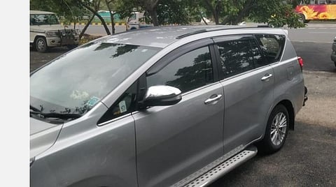 திண்டிவனம் அருகே தைலாபுரம் தோட்டத்தில் பாமக நிறுவனர் ராமதாஸைச் சந்திக்க செல்லும் அமைச்சர்களின் கார்கள்.