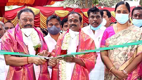 திண்டுக்கல் அருகே சீலப்பாடியில் அறநிலையத்துறை புதிய அலுவலக கட்டிடடத்தை திறந்துவைத்த அமைச்சர்கள் சேவூர் ராமச்சந்திரன், திண்டுக்கல் சி.சீனிவாசன். 