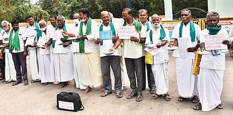 தி.மலை ஆட்சியர் அலுவலகம் முன்பு நூதன போராட்டத்தில் ஈடுபட்ட விவசாயிகள்.