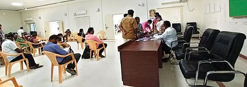 திருப்பத்தூரில் நடந்த மக்கள் குறைதீர்வு கூட்டத்தில் டிஆர்ஓ தங்கைய்யாபாண்டியன் மட்டுமே பொதுமக்களிடம் இருந்து மனுக்களை பெறுகிறார். உயர் அதிகாரிகள் யாரும் கூட்டத்துக்கு வராததால் நாற்காலிகள் வெறிச்சோடி காணப்படுகிறது. படம்:ந.சரவணன்.