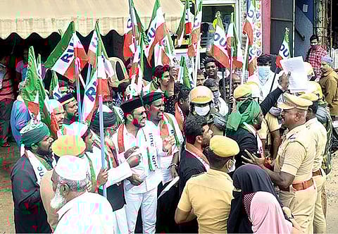 மத்திய அரசு கொண்டு வந்துள்ள 3 வேளாண் சட்ட திருத்த மசோதாவை எதிர்த்து ராஷ்டிரிய உலமா கவுன்சில் சார்பில் வேலூர் மக்கான் சிக்னல் பகுதியில் சாலை மறியலில் ஈடுபட முயன்றவர்களை காவல் துறையினர் கைது செய்தனர். படம்:வி.எம்.மணிநாதன்.