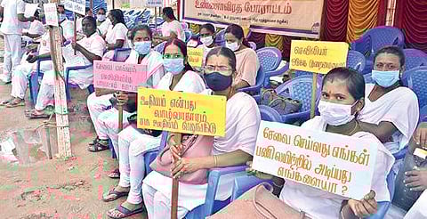 தமிழ்நாடு எம்ஆர்பி செவிலியர்கள் மேம்பாட்டு சங்கம் சார்பில் பாளையங்கோட்டையில் பல்வேறு கோரிக்கைகளை வலியுறுத்தி நடைபெற்ற உண்ணாவிரதப் போராட்டம். 		           படம்: மு. லெட்சுமி அருண்.