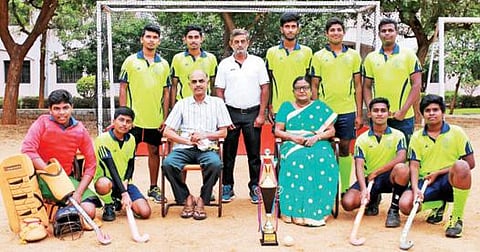 மாநில அளவிலான ஹாக்கிப் போட்டியில் வெற்றி பெற்ற ஈரோடு நஞ்சனாபுரம் கொங்கு நேஷனல் மெட்ரிக் மேல்நிலைப்பள்ளி மாணவர்களை பள்ளி நிர்வாகத்தினர் பாராட்டினர்.