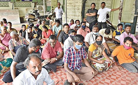 அரசு வழங்கிய இடத்தை சமன் செய்து வழங்கக்கோரி ஈரோடு வட்டாட்சியர் அலுவலக வளாகத்தில் மாற்றுத்திறனாளிகள் காத்திருப்புப் போராட்டத்தில் ஈடுபட்டனர்.